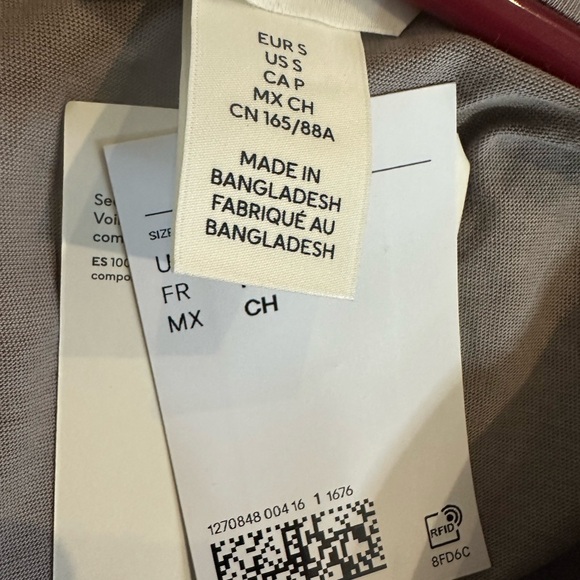 H&M Women's Short Sleeve Crewneck Tee in Taupe - Picture 4 of 4